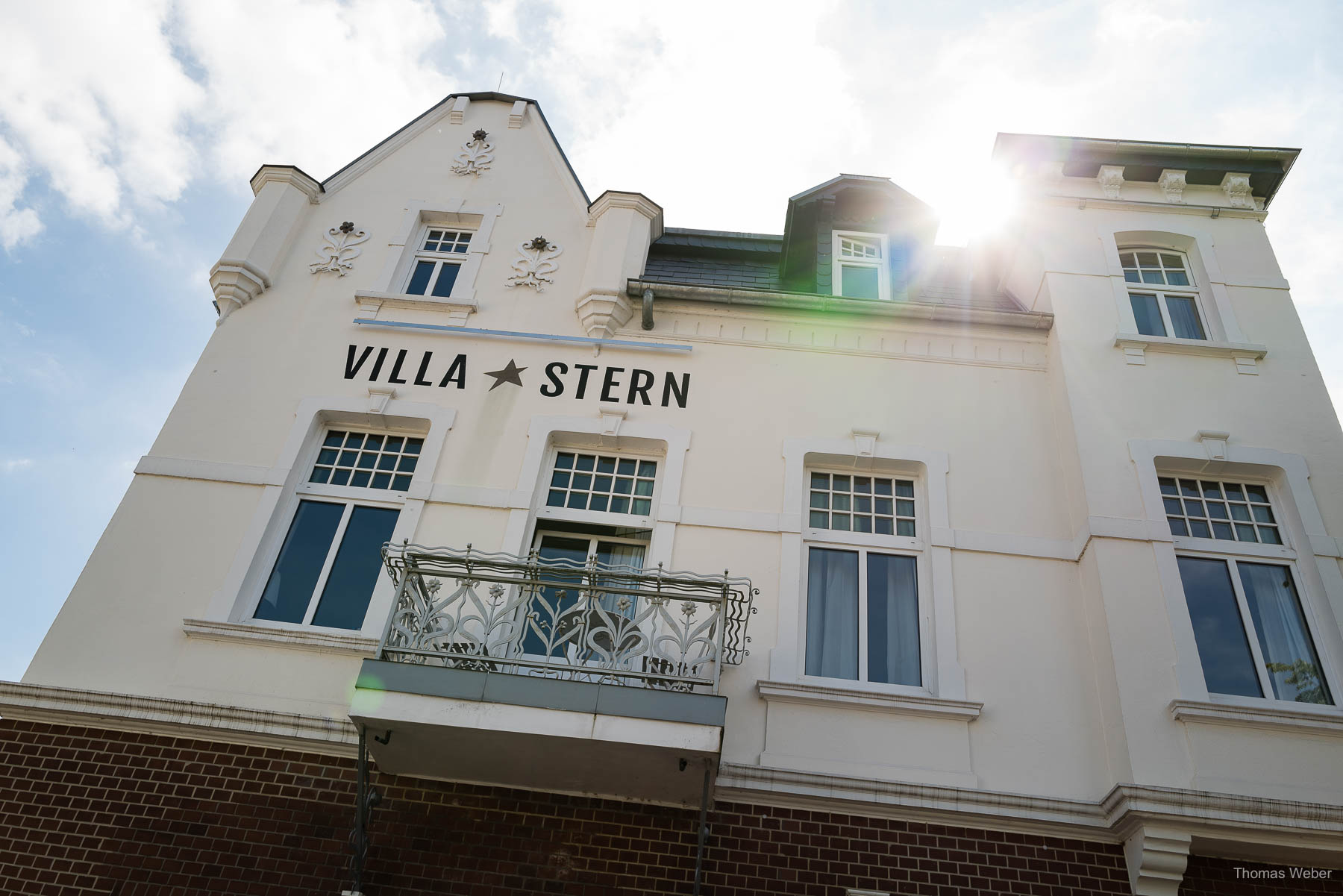 Ankleide der Braut in der Villa Stern in Oldenburg, Hochzeitsfotograf Thomas Weber