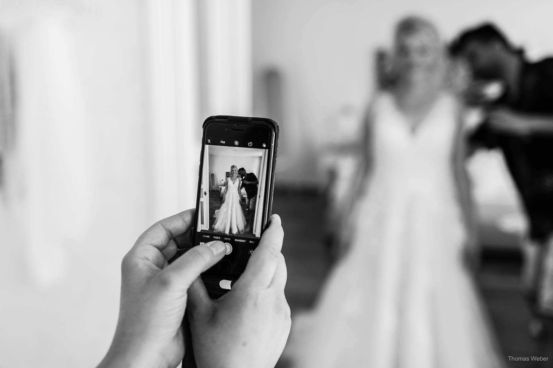 Ankleide der Braut in der Villa Stern in Oldenburg, Hochzeitsfotograf Thomas Weber