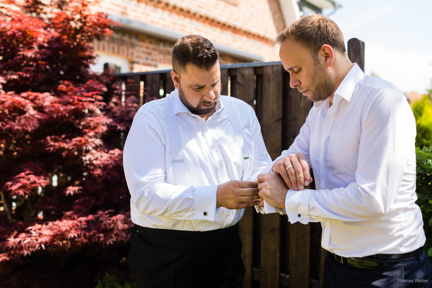 Ankleide des Bräutigams in Oldenburg, Hochzeitsfotograf Thomas Weber