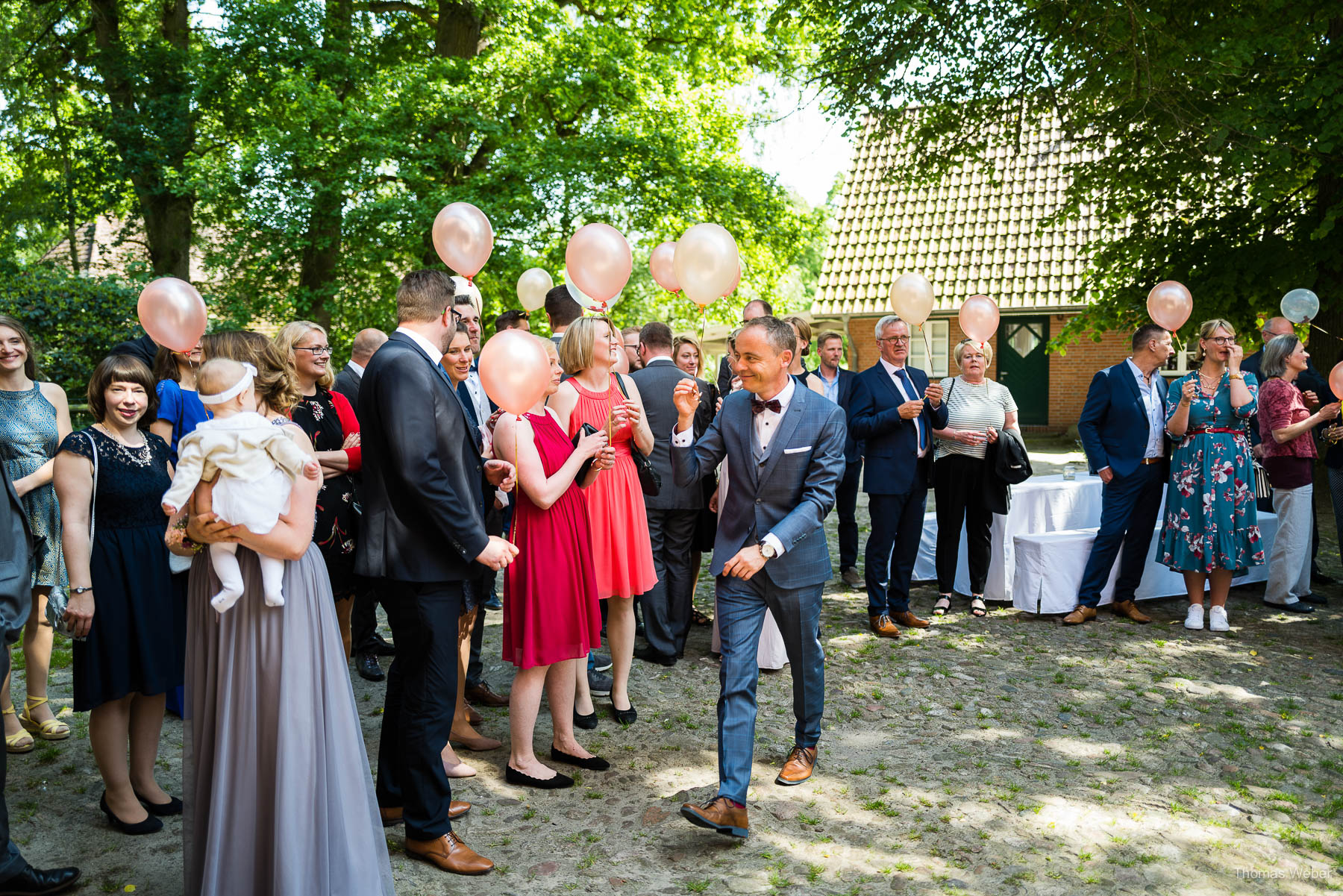 Gratulationen der Hochzeitsgäste nach der Trauung, Hochzeitsfotograf Thomas Weber aus Oldenburg