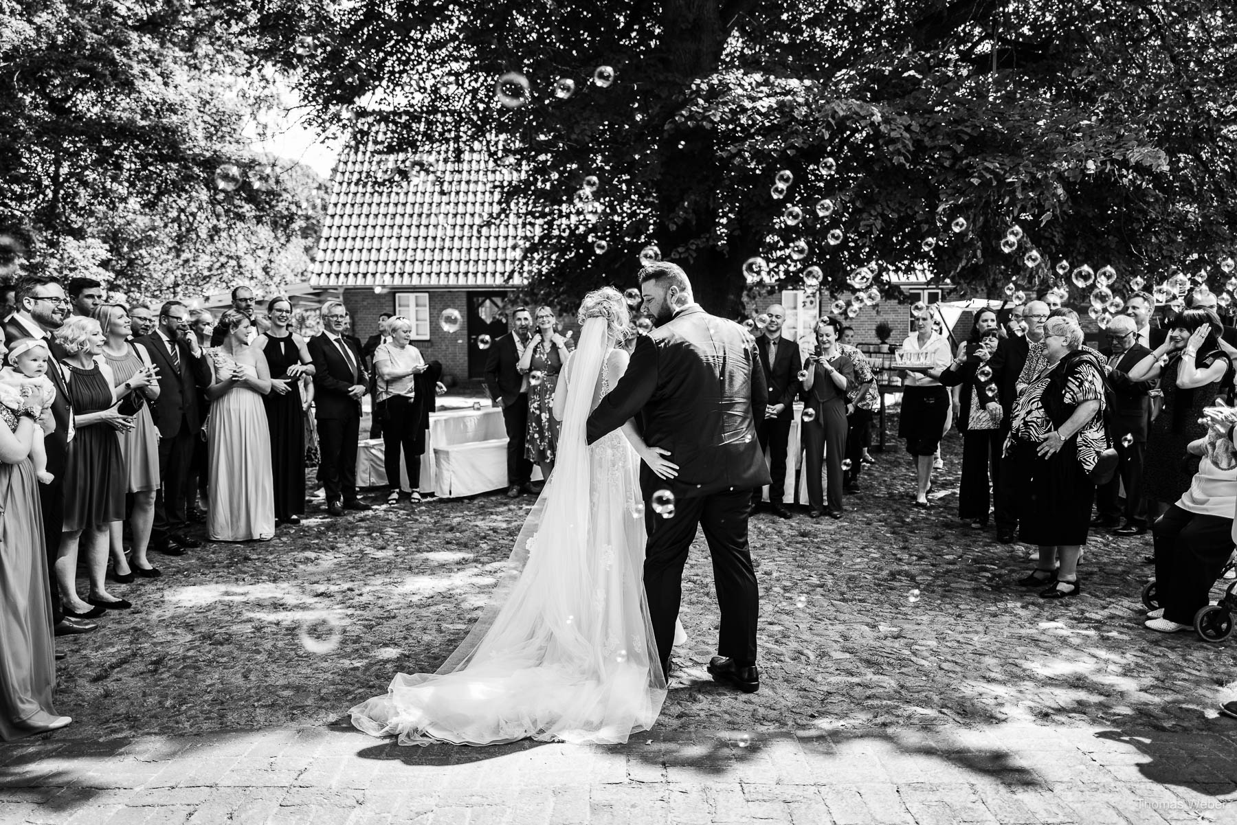 Gratulationen der Hochzeitsgäste nach der Trauung, Hochzeitsfotograf Thomas Weber aus Oldenburg