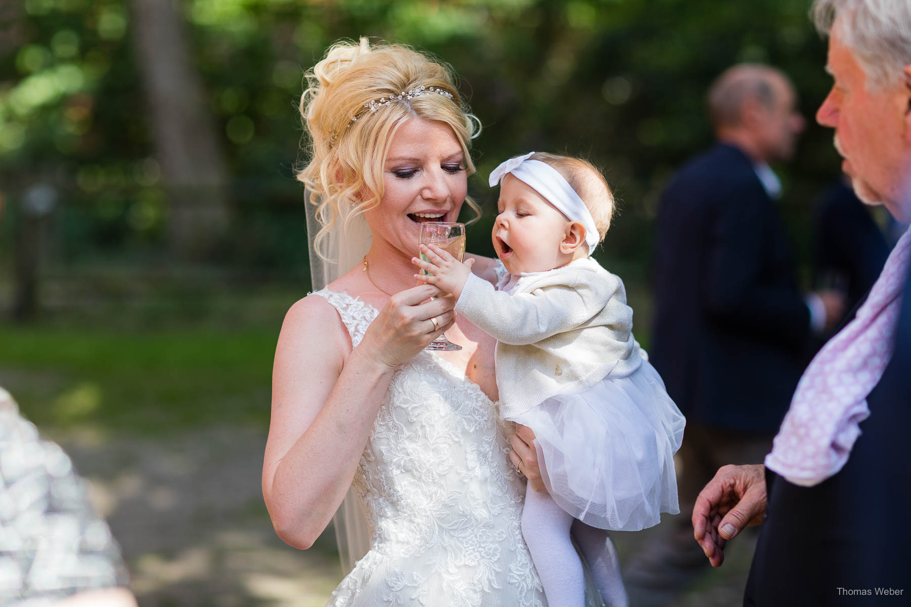 Gratulationen der Hochzeitsgäste nach der Trauung, Hochzeitsfotograf Thomas Weber aus Oldenburg