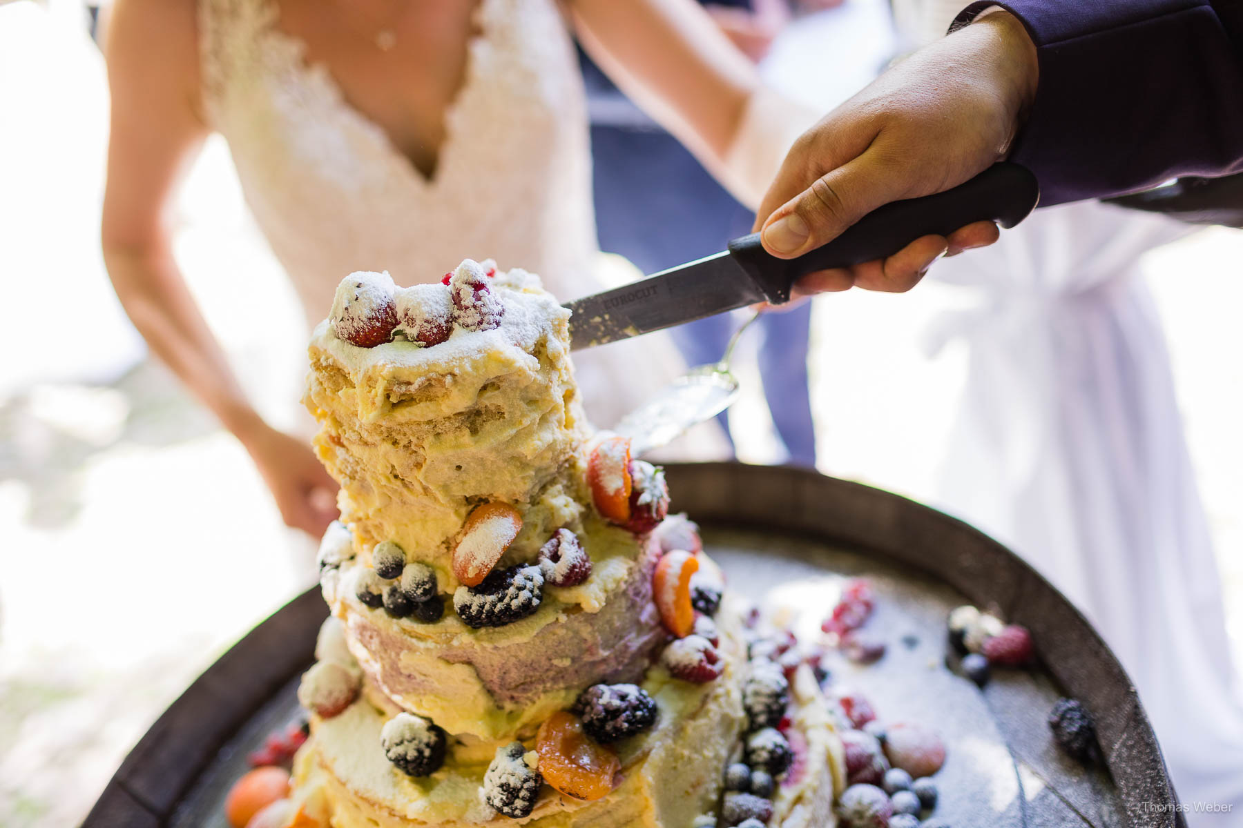 Die wunderschöne und leckere Hochzeitstorte, Hochzeitsfotograf Thomas Weber aus Oldenburg