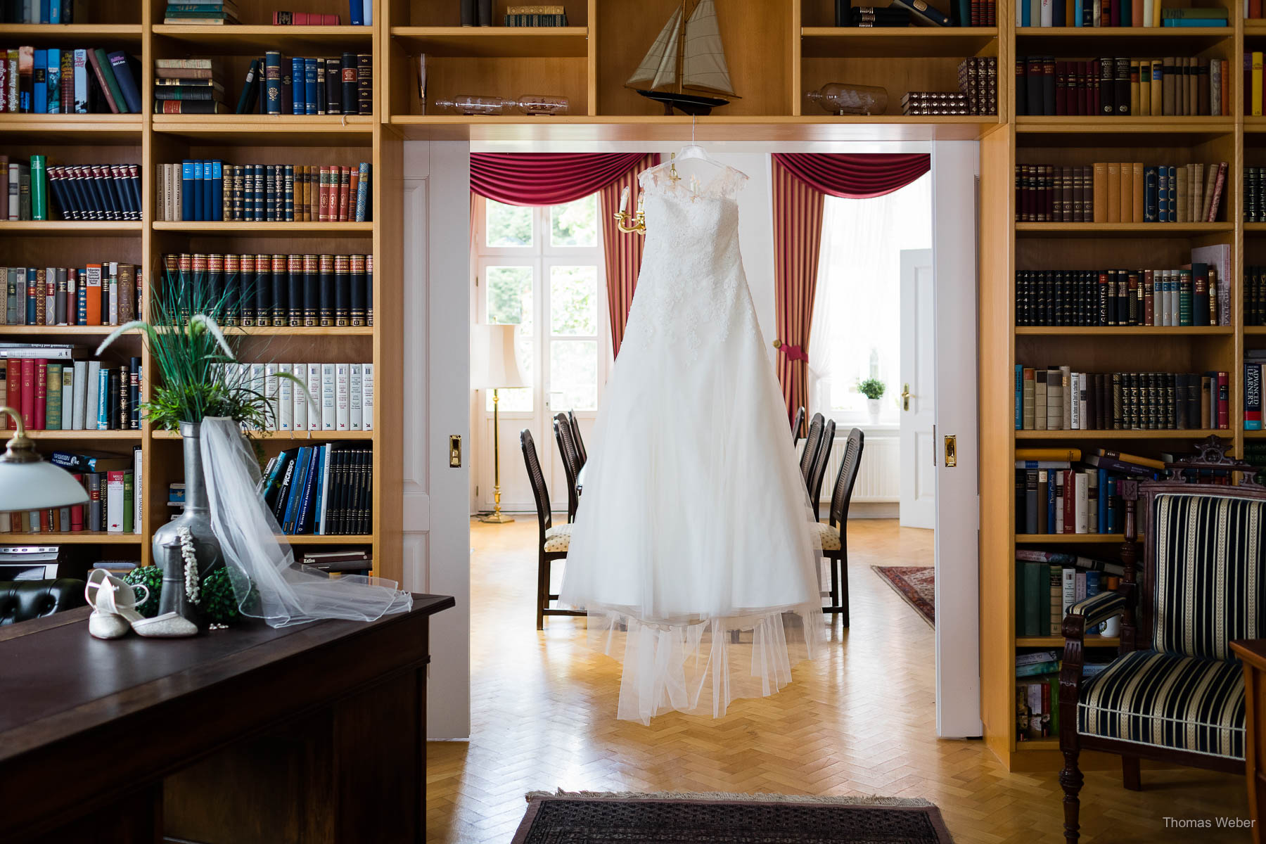 Anziehen des Hochzeitskleides, Hochzeitsfotograf Oldenburg, Thomas Weber